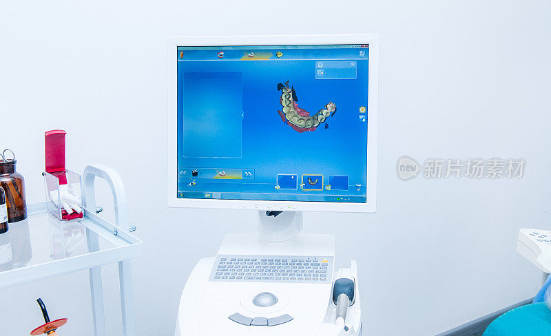 在高度现代化的牙科实验室中，利用CAD CAM牙科计算机辅助机进行修复体建模过程。牙科，前列腺学，修复学和医疗计算机技术概念。